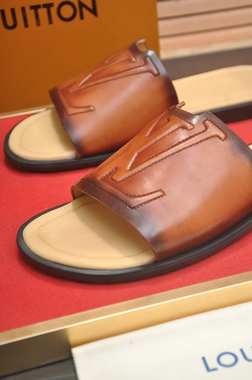 Men's shoes 💰360💶 [Louis Vuitton LV slippers] (high-end cowhide) counter 1:1 fashion style, a must-have for summer! The designer used LV’s iconic outsole. The original simple slippers instantly become fashionable! The upper is made of flexible special cowhide leather straps alternately, and the workmanship is exquisite! A must-have for stylish men in summer, size 38-46 (45 46 customized)